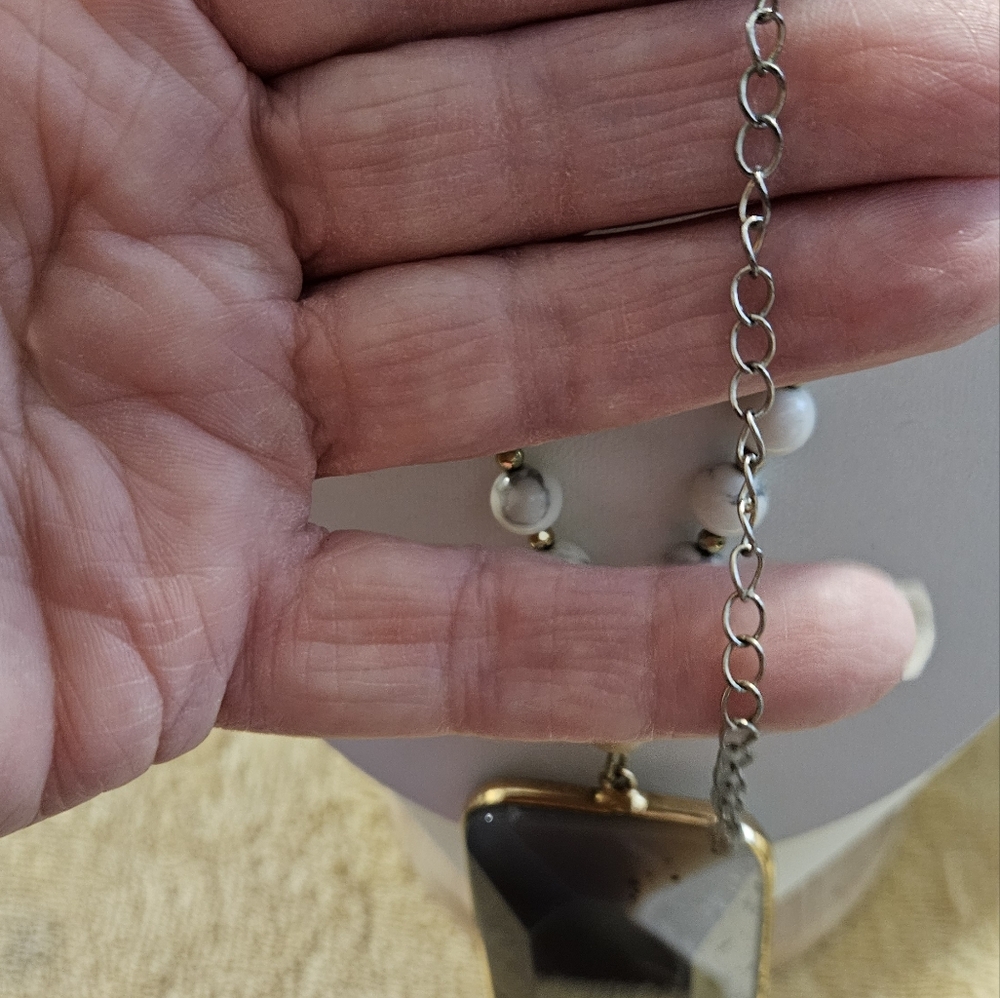 Beautiful Gray and white Agate gold tone framed Necklace with beads - Picture 15 of 17